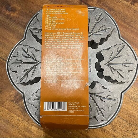 Nordic Ware Maple Leaf muffin pan - Picture 6 of 6